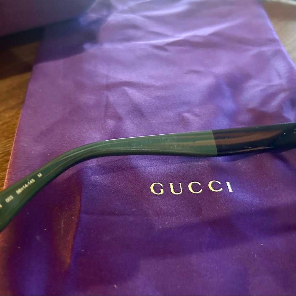 Gucci Black Aviator Sunglasses with Classic Design - Picture 4 of 8